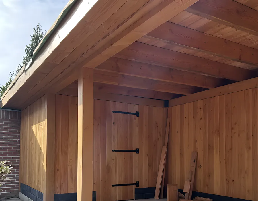Houten veranda met berging, West-Friesland